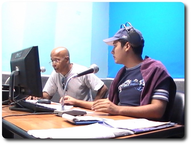 Julio C&eacute;sar S&aacute;nchez Guerra en la radio municipal junto a Leoanis Pupo en la secci&oacute;n Mart&iacute; en nosotros