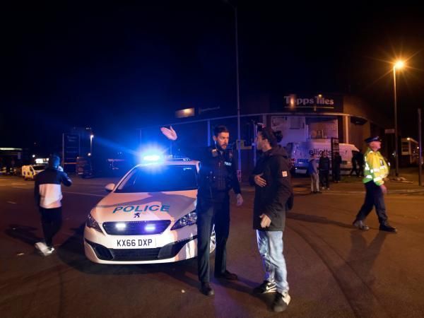 Luego de la explosión, la Policía acordonó toda las entradas del Manchester Arena en Inglaterra. Foto: Reuters