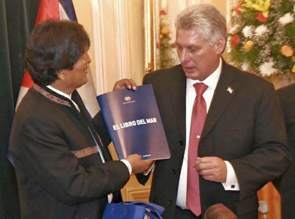 Durante la visita, Evo Morales le entregó a Díaz-Canel un busto del líder indígena Túpac Katari y un ejemplar de “El libro del Mar”. Foto: ABI.