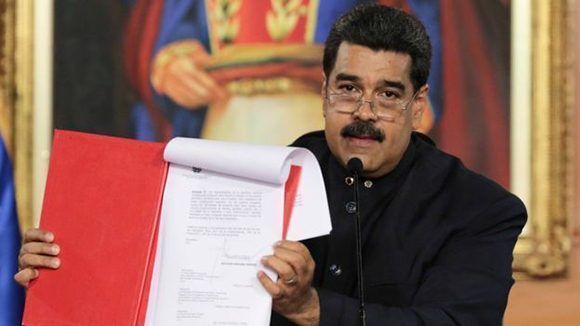 Maduro al momento de firmar el decreto para la convocatoria a la Asamblea Constituyente el pasado 1ro de mayo. Foto: Reuters.