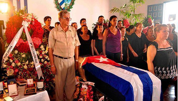 El General de Ejército Raúl Castro Ruz, presidente de los Consejos de Estado y de Ministros de Cuba, hizo llegar una ofrenda floral al Salón de la ciudad de Santiago de Cuba, donde se realizaron las honras funerales del músico santiaguero, Electo Silva Gainza. Foto: ACN/ Miguel Rubiera.