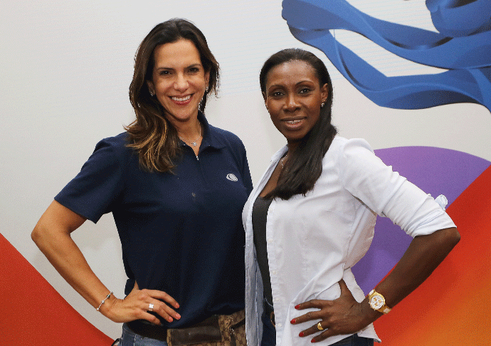 La tricampeona cubana Mireya Luis junto a la ex voleibolista brasileña Virna Dias