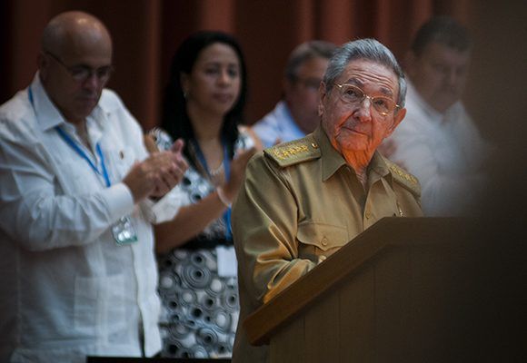 Raúl durante su discurso en la Sesión Extraordinaria de la Asamblea Nacional. Foto: Irene Pérez/ Cubadebate.