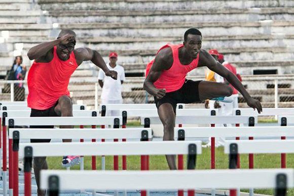 Dayron Robles (I) y Roger Iribarne (D) durante la final de los 110 metros con vallas en la edición 64 del Memorial Barrientos de Atletismo, en el Estadio Olímpico, en La Habana, Cuba , el 26 de mayo de 2017. Foto: ACN/ Roberto Morejón/ Jit.