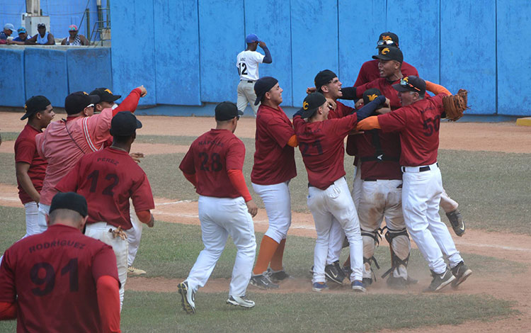 El equipo sub 18 de Villa Clara celebró su triunfo en el estadio José Ramón Cepero, de Ciego de Ávila. (Foto: Osvaldo Gutiérrez Gómez/ACN)