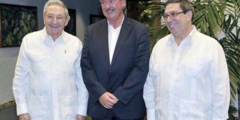 El presidente cubano, Raúl Castro, junto a canciller de Luxemburgo y su par cubano Bruno Rodríguez. Foto: Estudios Revolución.