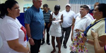 En el atelier La Ópera, dedicado principalmente a la confección de canastillas, Díaz-Canel compartió con los trabajadores. Foto: Ronald Suárez Rivas