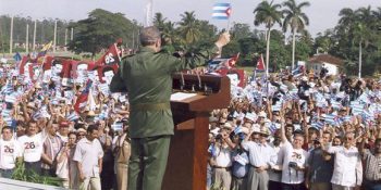 Fidel pronuncia un discurso en conmemoración del aniversario 47 del asalto al cuartel Moncada el 26 de julio de 1953, en la Plaza Provisional de la Revolución en Pinar del Río, 5 de agosto de 2000. Foto: Estudios Revolución / Sitio Fidel Soldado de las Ideas.