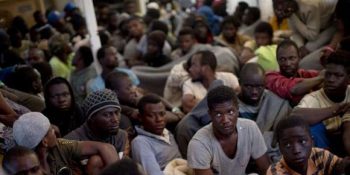 Los refugiados, como estos subsaharianos rescatados del mar por Proactiva Open Arms, son uno de los objetivos de las mafias de órganos a causa de su extrema vulnerabilidad.