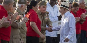 Raúl saluda a Machado Ventura, quien estuvo a cargo de las plabras centrales del acto. Foto: Irene Pérez/ Cubadebate.