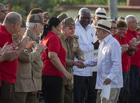 Raúl saluda a Machado Ventura, quien estuvo a cargo de las plabras centrales del acto. Foto: Irene Pérez/ Cubadebate.