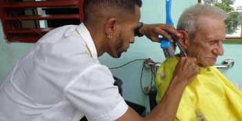 Como parte de las medidas, por ejemplo, en las actividades de belleza se integrarán siete actividades (barbero, maquillista, masajista, manicura, peluquera, peluquera peinadora de trenzas y peluquero tradicional). Foto: Elba Salazar Cuba