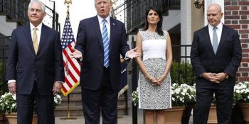 El presidente de los Estados Unidos amenazó con una intervención militar en Venezuela. En la imagen, Donald Trump, entre Rex Tillerson y Nikki Haley, con el general H.R. McMaster la la derecha. Foto: AP.