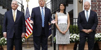 El presidente de los Estados Unidos amenazó con una intervención militar en Venezuela. En la imagen, Donald Trump, entre Rex Tillerson y Nikki Haley, con el general H.R. McMaster la la derecha. Foto: AP.