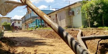 Trabajadores en medio de las obras de rehabilitación de las redes en Micro 70