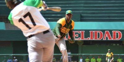 Erlys Casanova lideró a los pinareños en el triunfo 6-1 frente a Cienfuegos. Foto: Modesto Gutiérrez/ ACN.