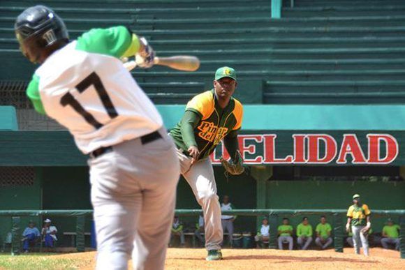 Erlys Casanova lideró a los pinareños en el triunfo 6-1 frente a Cienfuegos. Foto: Modesto Gutiérrez/ ACN.