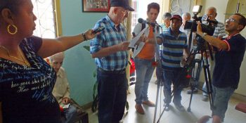 Fulgueiras lee la crónica que dedicó a Moltó durante el homenaje de los periodistas villaclareños. Foto tomada de Vanguardia.