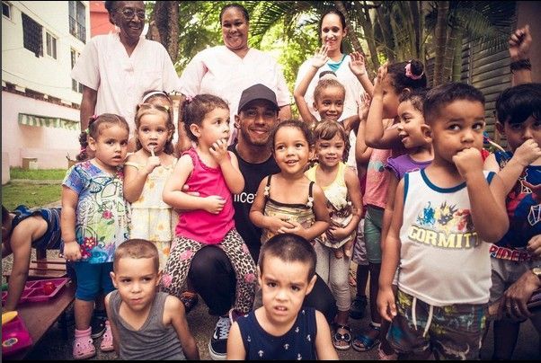 Hamilton con niños cubanos. Así escribe en su cuenta de Instagram lewishamiltonHappy Sunday everyone! With love, from Cuba ??❤️ @unicef #GodBless. Foto: Cuenta de Instagram de Lewis Hamilton