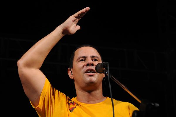 Israel Rojas, vocalista y líder del Dúo Buena Fe, durante el concierto realizado como parte de la Campaña por los 15 años del injusto encarcelamiento de Los Cinco Héroes Cubanos, y dedicado a los jóvenes que recién iniciaron el nuevo curso escolar del año académico, en la Plaza Roja de 10 de Octubre, en La Habana, Cuba, el 6 de septiembre de 2013. AIN FOTO/Omara GARCÍA MEDEROS/sdl
