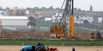 Trabajo enlas obras del muro subterráneo que rodeará Gaza. Foto: Reuters.