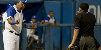 Víctor Mesa reclama al árbitro durante el tercer juego de la subserie entre Industriales y la Isla de la Juventud en el estadio Latinoamericano. Foto: Ismael Francisco/ Cubadebate.