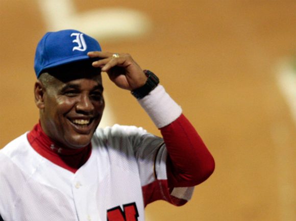 Víctor Mesa usa una gorra azul al comienzo de un partido de play off entre Industriales y Matanzas. Foto: Ismael Francisco/Cubadebate/ Archivo.