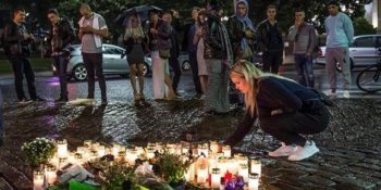 Gente coloca velas en el lugar del ataque.Foto: EFE