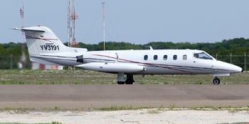 Este avión —con dos tripulantes y tres pasajeros— había despegado en el Aeropuerto Simón Bolívar, en Maiquetía, estado Vargas, con destino a Barcelona, estado Anzoátegui.