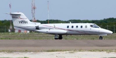 Este avión —con dos tripulantes y tres pasajeros— había despegado en el Aeropuerto Simón Bolívar, en Maiquetía, estado Vargas, con destino a Barcelona, estado Anzoátegui.