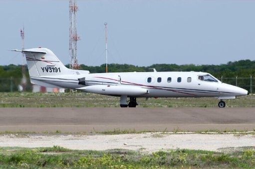 Este avión —con dos tripulantes y tres pasajeros— había despegado en el Aeropuerto Simón Bolívar, en Maiquetía, estado Vargas, con destino a Barcelona, estado Anzoátegui.