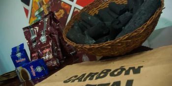 Carbón vegetal artesanal de marabú, producto de la Empresa CUBAEXPORT, será la primera exportación de un producto cubano a los Estados Unidos de América, en más de cinco décadas, en La Habana, el 5 de enero de 2017. Foto: Diana Inés Rodríguez (ACN).
