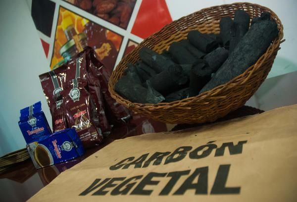 Carbón vegetal artesanal de marabú, producto de la Empresa CUBAEXPORT, será la primera exportación de un producto cubano a los Estados Unidos de América, en más de cinco décadas, en La Habana, el 5 de enero de 2017. Foto: Diana Inés Rodríguez (ACN).