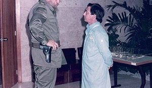 El Comandante en Jefe Fidel Castro junto al director fundador del Centro de Inmunoensayo José Luis Fernández Yero, en el centro recién inaugurado. Foto: Cortesía del entrevistado.