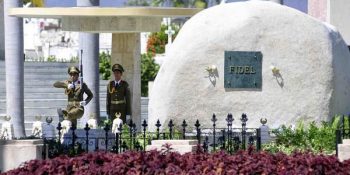 Soldados de la Unidad Militar 1953, realizan el cambio de la Guardia de Honor al Héroe Nacional José Martí, y al Comandante en Jefe Fidel Castro Ruz, en el cementerio Santa Ifigenia de Santiago de Cuba. Foto: Miguel Justiz / ACN