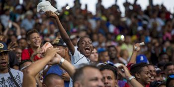 Aficionados festejan la primera victoria de Industirales en el Latino en el debut de Víctor Mesa como manager azul. Foto: Ismael Francisco/ Cubadebate.