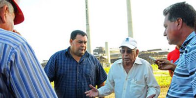 En las proximidades del central Ciro Redondo, Machado Ventura hizo referencia a la importancia que tendrá el funcionamiento de la bioeléctrica, y de paso, indagó sobre los preparativos de la venidera zafra. Foto: Invasor.