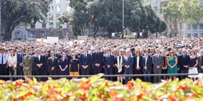 Minuto de silencio en plaza Catalunya. Foto: Elena Parreño/ Público.
