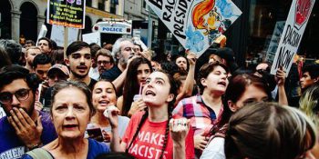 Las calles de Nueva York se repletaron de manifestantes que protestasn contra las políticas de su presidente, Donald Trump. Foto: EPA.