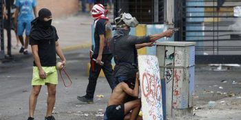 La oposición intentó impedir que los ciudadanos salieran a votar el pasado 30 de julio en Venezuela, pero sus violentos sabotajes fracasaron. Foto: Reuters.