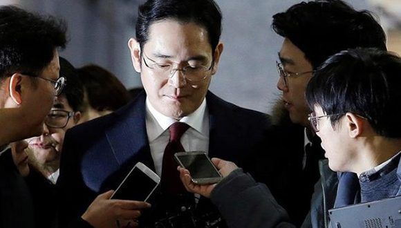 El Vicepresidente de Samsung, Lee Jae-Yong está acusado de soborno, perjurio, malversación de fondos y ocultación de activos en el extranjero.