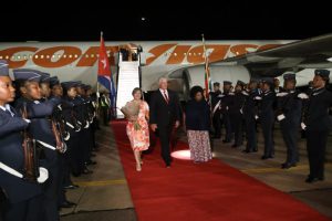 A su llegada a Sudáfrica, Díaz-Canel fue recibido por Nkosazana Dlamini Zuma, ministra de la Presidencia para Asuntos de la Mujer, la Juventud y Personas con Discapacidad