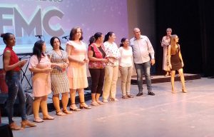 Osbel Lorenzo entregó a un grupo de mujeres de vanguardia el carné de militantes de Partido.