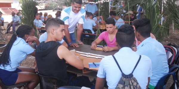 Juventud e idiosincrasia se tomaron de la mano durante el torneo  abierto de dominó en el preuniversitario Celia Sánchez