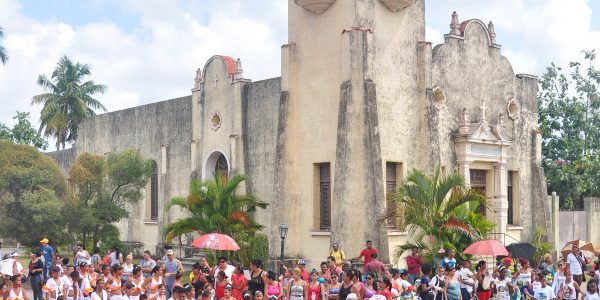 La algarabía de la Sanabanda contagió a participantes, público y transeúntes del Paseo Martí