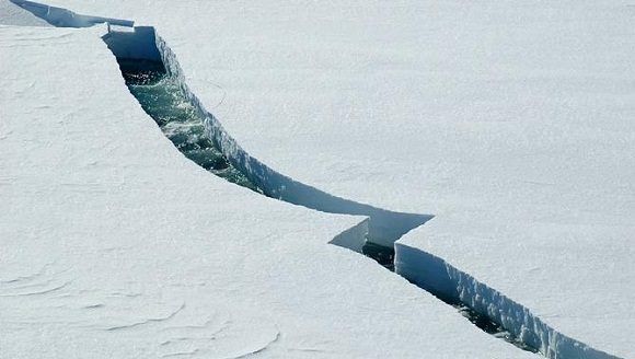 Según los investigadores de ese centro académico, esto indica que el nacimiento de un gigantesco iceberg, quizás uno de los más grandes jamás registrado, es probablemente muy cercano. Foto: DW.