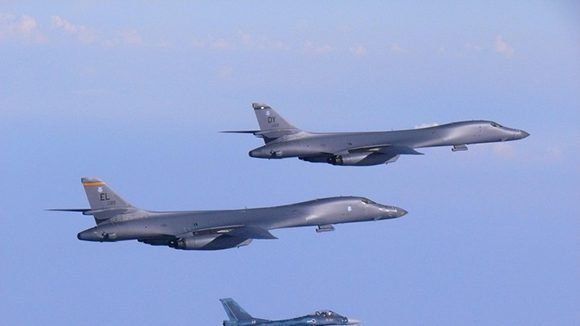 Dos bombarderos B-1B de la Fuerza Aérea de EE.UU., escoltados por un avión de combate F-2 japonés, el 30 de julio de 2017. Foto: U.S. Air Force.