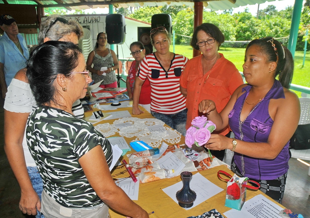 Manos llenas de ternura confeccionaron útiles ornamentales