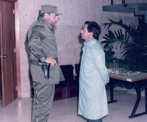 El Comandante en Jefe Fidel Castro junto al director fundador del Centro de Inmunoensayo José Luis Fernández Yero, en el centro recién inaugurado. Foto: Cortesía del entrevistado.