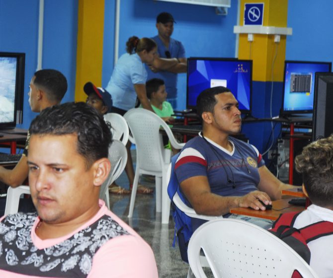 Profesor de Joven Club dando asistencia